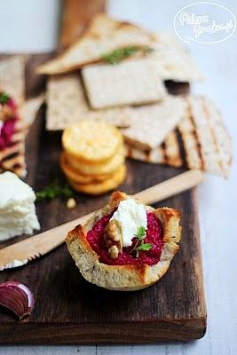 Pesto buraczkowe na chrupiących kąskach z bryndzą