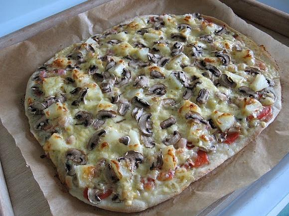 Domowa pizza z pieczarkami i ananasem