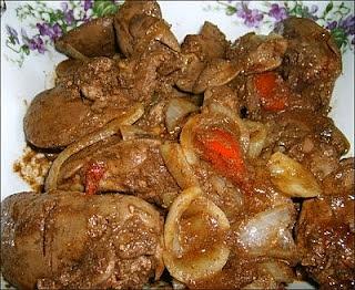 Wątróbka kurczaka w pomidorach z cebulą