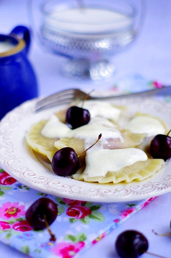 Pierogi z serem i czereśniami