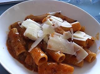 Rigatoni z sosem pomidorowym