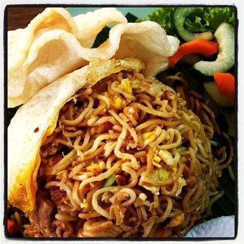 Mie Goreng z owocami morza - popularne danie indonezyjskie