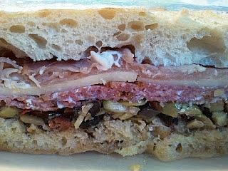 Muffuletta nowoorleańska kanapka sycylijska