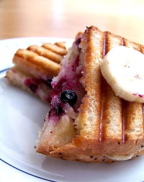 Tost z bananem i jagodami
