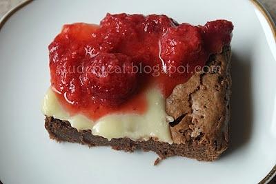 Brownie z białą czekoladą i truskawkami