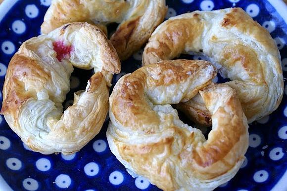 Deser na szybko - rogaliki z czekoladą i malinami