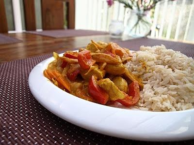 Kurczak z warzywami w sosie Tikka Masala i ryżem