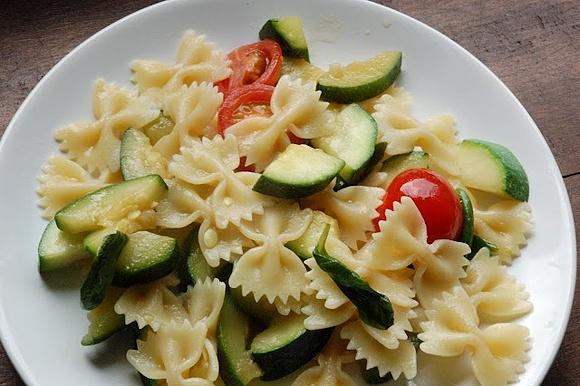 Farfalle z cukinią pomidorami i bazylia
