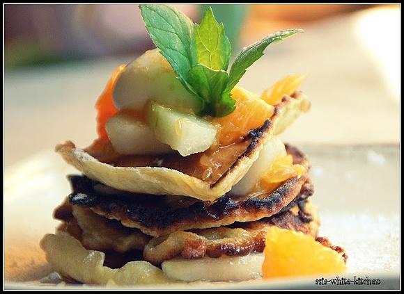 Owocowe Pancakes z syropem klonowym i świeżą miętą