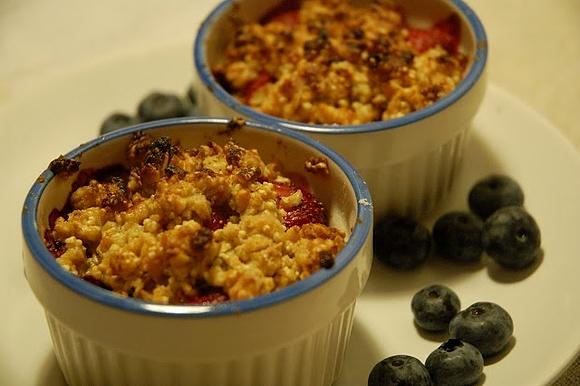 Crumble z borówek i truskawek