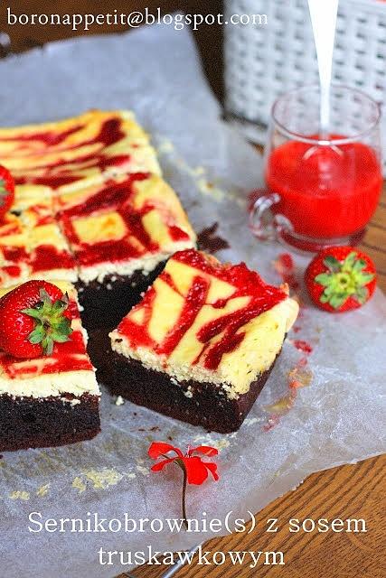 Sernikobrownie z sosem truskawkowym