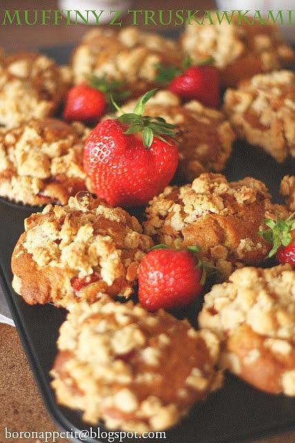 Muffiny z truskawkami i kruszonką migdałową