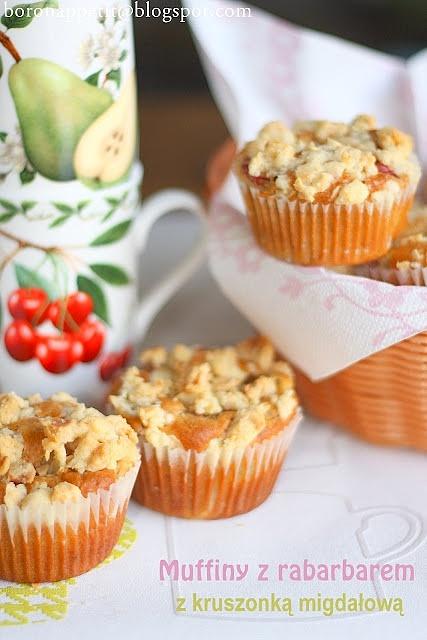 Na dzień dziecka muffiny z rabarbarem i kruszonką migdałową