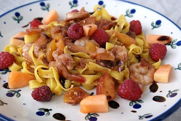 Fettuccine z krewetkami i owocami lata