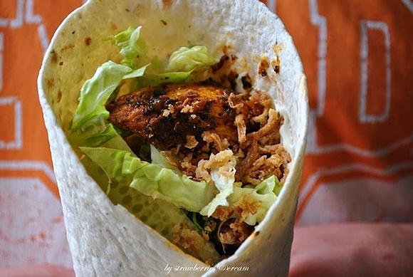 Tortilla z kurczakiem i warzywami na zielono