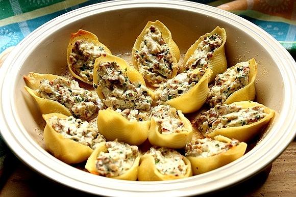 Muszle nadziewane kurkami, szynką i ricottą z sosem serowym