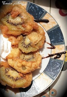Kiwi w cieście z bitą śmietaną i sosem czekoladowym