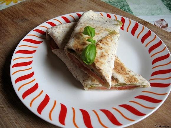 Tortilla włoska z pomidorami mozarellą i pesto