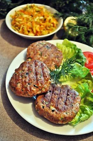Hamburger wołowy z cukinią