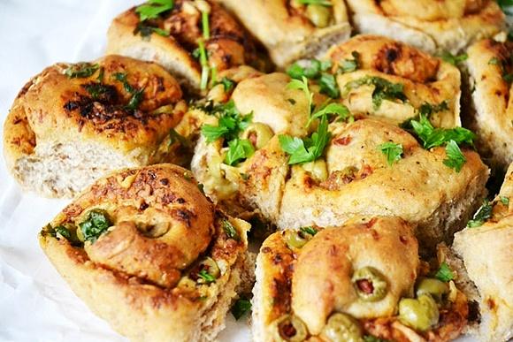 Słoneczne bułeczki z oliwkami i pesto