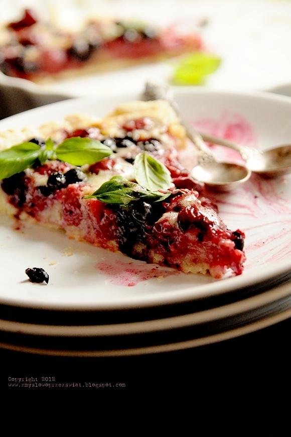Letnia tarta z jagodami malinami i wiśniami