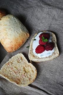 Migdałowe scones z malinami