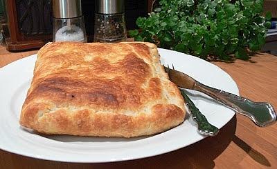 Calzone z ciasta francuskiego z mięsem mielonym