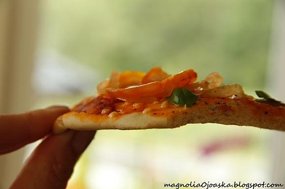 Pizza z szynką drobiową na cienkim cieście