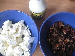 Naleśniki na ostro z suszonym pomidorem, serem feta i sosem tzatziki
