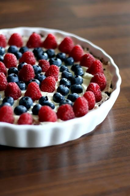 Lakotkowa tarta z mascarpone i owocami lata