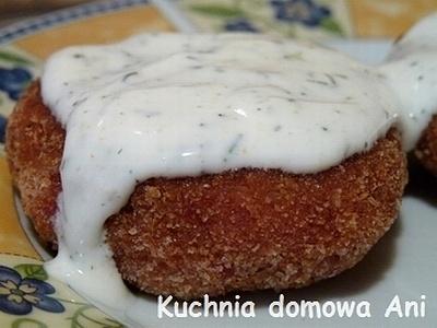 Kotleciki z mięsa mielonego w sosie jogurtowo-majonezowym