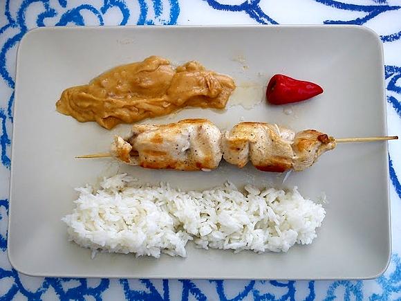 Satay z kurczaka z sosem z orzeszków ziemnych