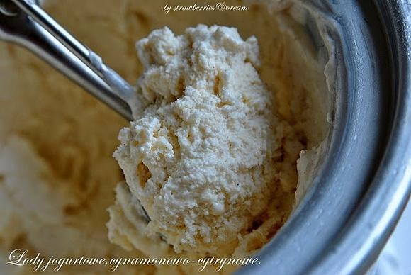 Jogurtowe lody o smaku cytrynowo-cynamonowym