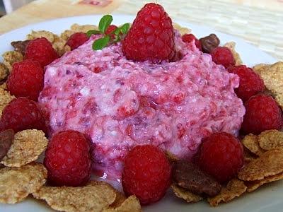Ricotta na śniadanie z malinami i płatkami