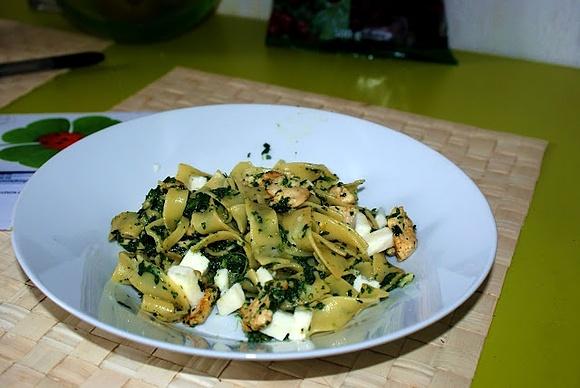 Makaron z kurczakiem i pesto szpinakowym