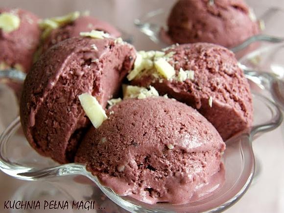 Borówkowa niespodzianka - domowe lody borówkowe z białą czekoladą