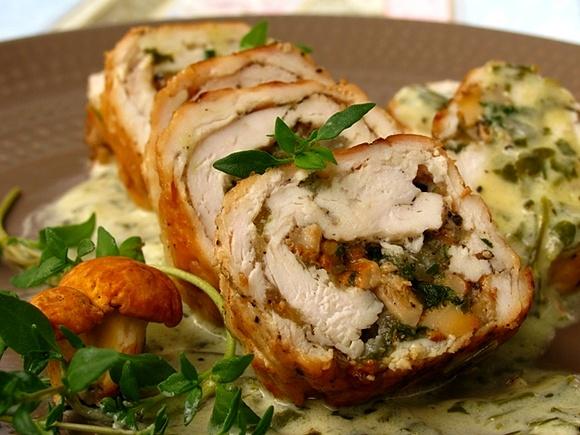 Roladki z kurczaka faszerowane kurkami w sosie pietruszkowo-timiankowym