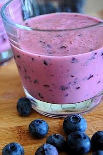 Ayran z borówkami zdrowy lunch pożywny napój mleczny