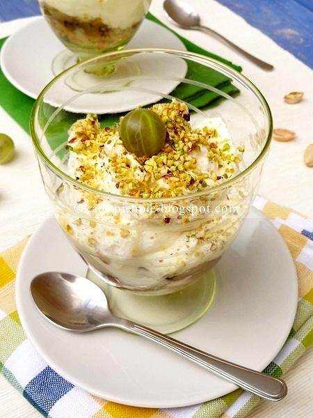 Trifle z agrestem i pistacjami
