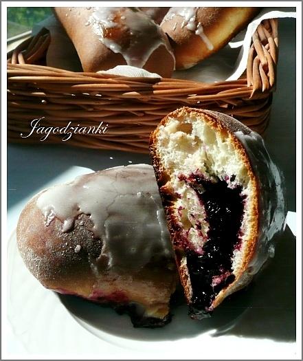 Jagodzianki - domowe drożdżowe ciasto z jagodami i lukrem