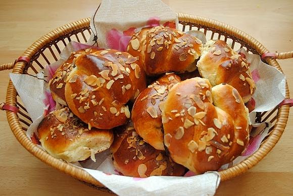 Drożdżowe rogaliki z czekoladą na mleku kokosowym