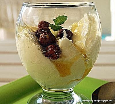 Jogurt grecki z orzechami i miodem