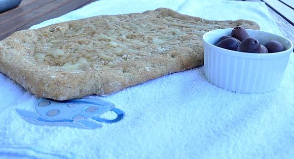 Razowa focaccia z oregano i rozmarynem