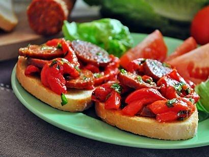 Czosnkowe tosty z pieczoną papryką i chorizo