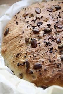 Focaccia z pestkami dyni i kwiatkami jadalnymi