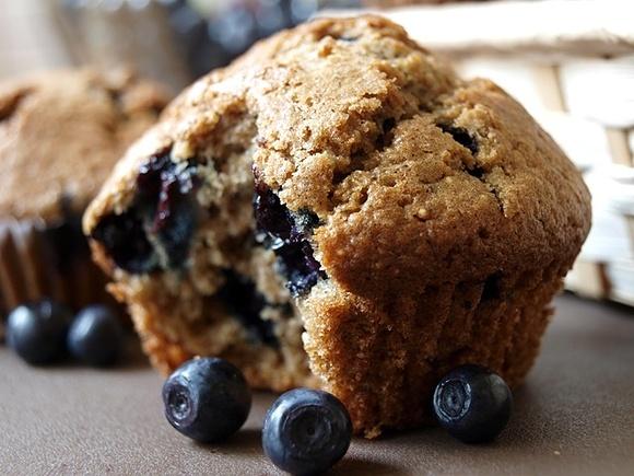 Razowe muffinki śmietankowe z jagodami