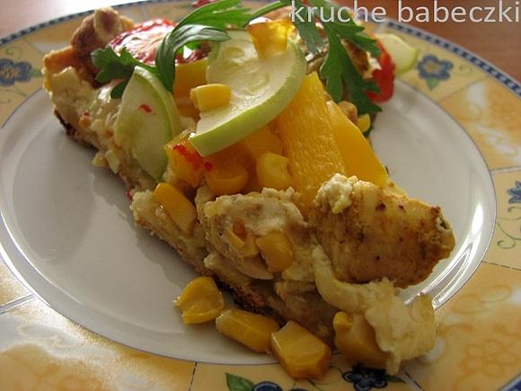 Tarta z kurczakiem curry, cukinią, kukurydzą i pomidorkami cherry
