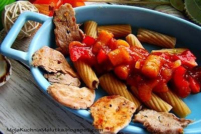 Penne z sosem pomidorowym i polędwiczką