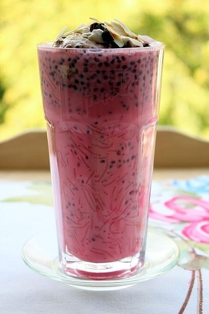 Falooda - słodki napój z różanym syropem, makaronem i lodami