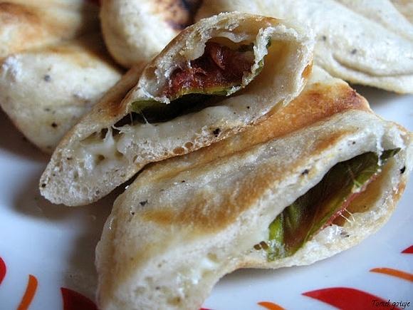 Bułeczki italiany z tostera z suszonymi pomidorami i mozzarellą